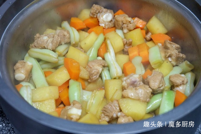  食材|电饭锅只蒸白米饭太浪费，4种食材和大米同煮，有肉有菜香喷喷