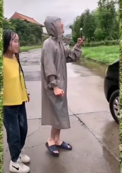  小伙子|小伙子在路边正准备给妹妹拍照，这时候路过一辆车，结果悲剧了