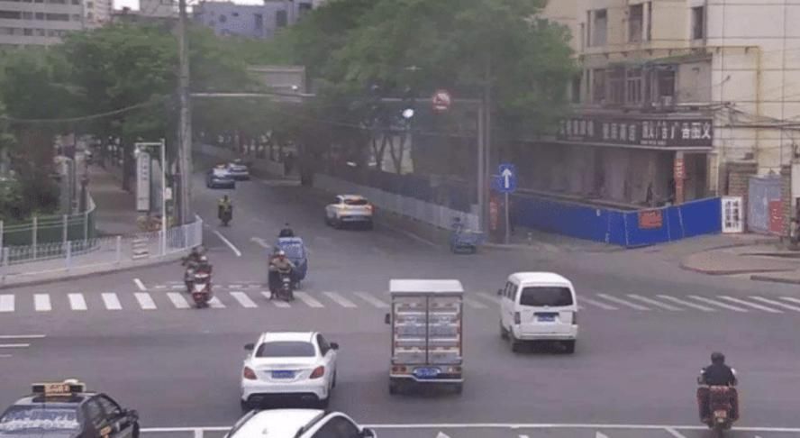  被判|前车路口急刹车，后车追尾被判主责，这种行为不少人遇到过