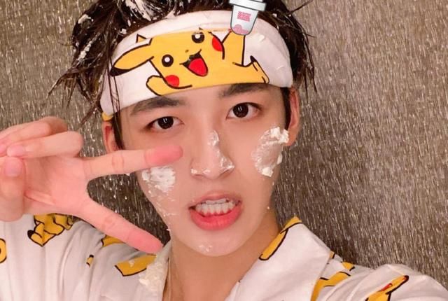  何炅|明星搞笑出圈：周震南2g网何洛洛坐塌蛋糕，他的饭量惊呆何炅