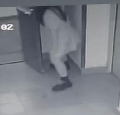  偷窥|奇葩！艺人公司曝光粉丝非法潜入画面，躲货梯消防楼梯偷拍偷窥