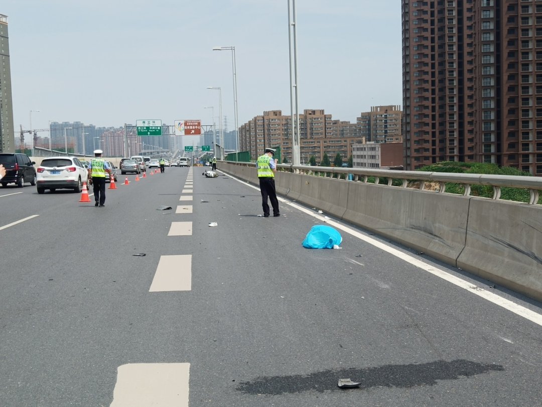  私家车|事发郑州！女子骑电动车上高架被撞，当场身亡！桥下赫然几个大字...