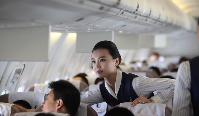 空姐|《中国机长》热映:那个刁难空姐的男乘客,请收起你的优越感