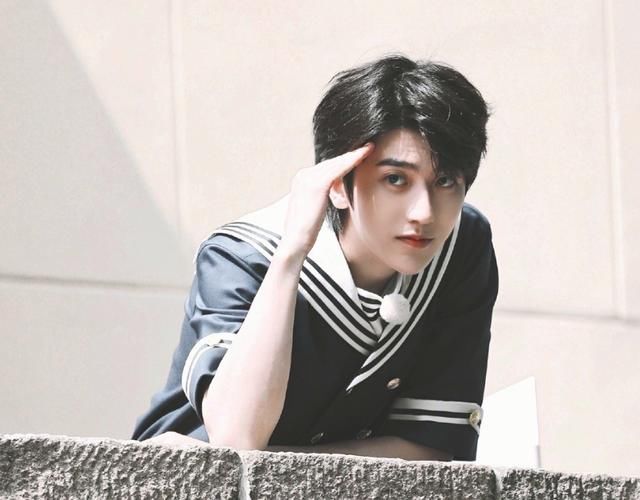  蔡徐坤|吴宣仪超短裙参加《跑男》，注意旁边蔡徐坤的手，真实人品藏不住