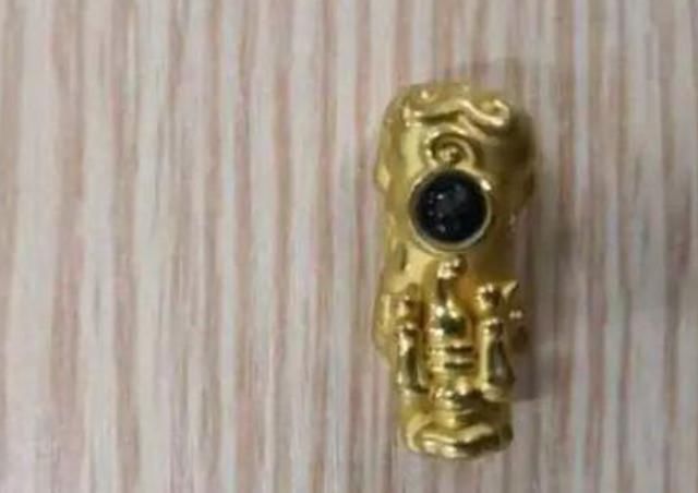 胡女士|女子睡梦中疼醒，见陌生男子手持剪刀蹲在旁边，大声尖叫