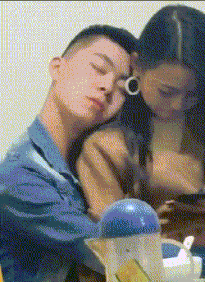  搞笑|搞笑GIF：大姐淡定的等人来救