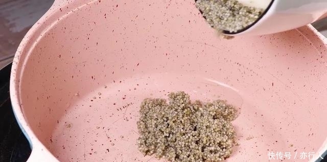 补铁|7个月宝宝爱吃的蛋黄黑小米粥,补铁又补钙!宝宝爱吃,辅食首选