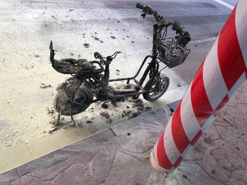  赵先生|等信号灯时一电动车突然起火冒烟，民警及时出手变身“消防员”