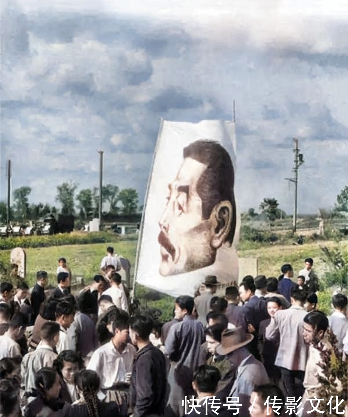 珍贵|1936年鲁迅出殡珍贵老照片,几万人送行,16位文学界大佬抬棺扶灵