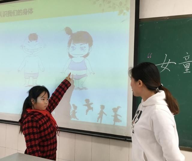  女儿|公交车上女儿喊肚子疼，妈妈低头后果断叫停司机，全车人：佩服