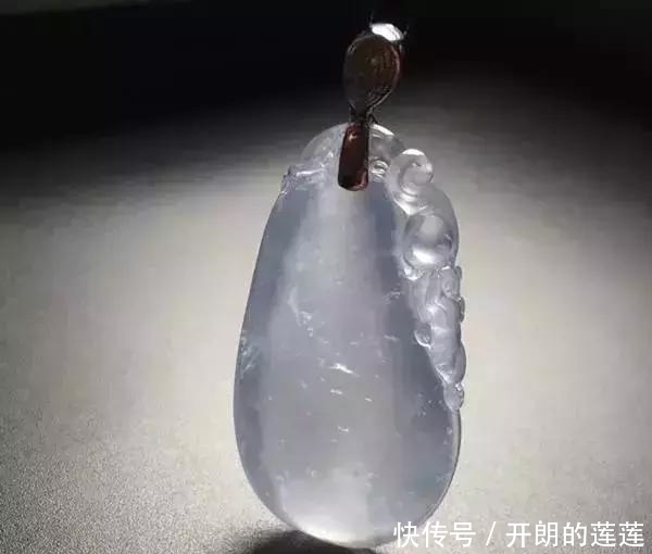 老大爷|老大爷嫌自己佩戴的翡翠水头不太好,用水一泡后,一看吓了一跳!