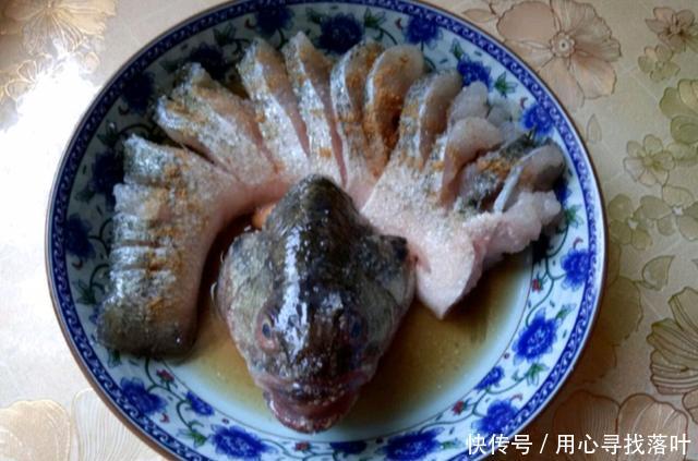 上桌|鲜香嫩滑的清蒸鲈鱼,简单一蒸端上桌,营养丰富真下饭,安排