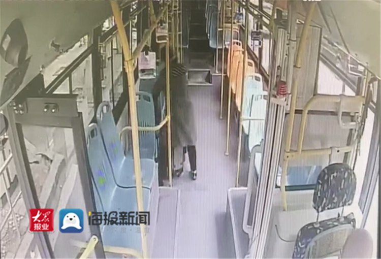  驾驶员|视频：女子乘公交落下十几万存折 暖心驾乘紧急联动帮找回