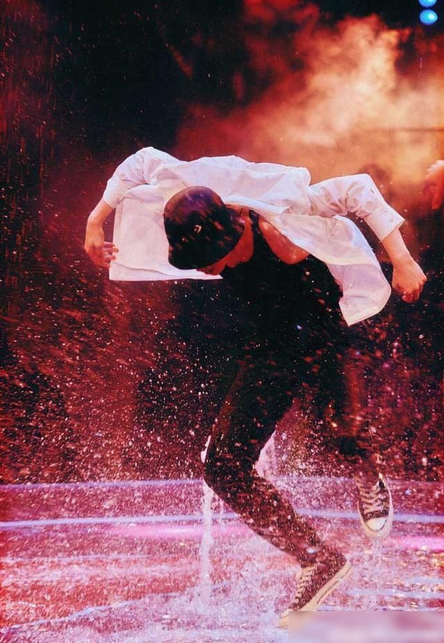  莲花|《这就是街舞》张艺兴莲花水舞台野性爆表