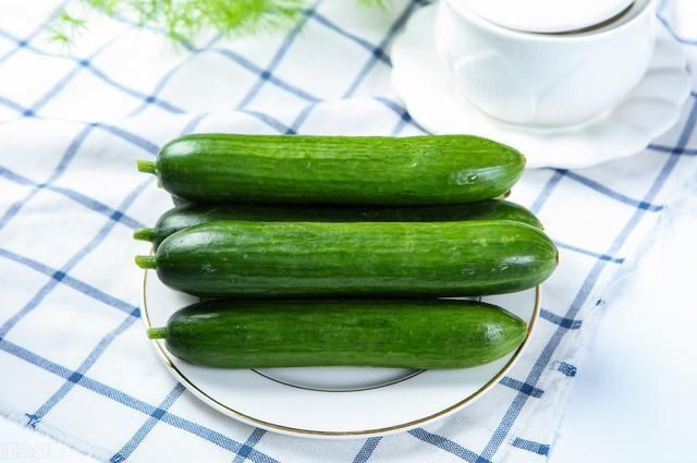  挑选技巧|买黄瓜时，买弯的好还是直的好？老菜农说漏了嘴，以后别再乱买了