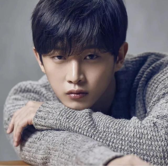  遭偷拍|目睹女生遭偷拍，这位男艺人抓现行犯