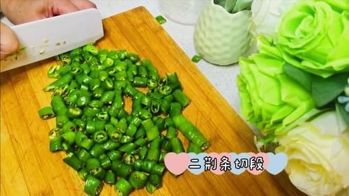  自制|好吃到停不下来的花椒鸡，又麻又辣，配一口自制咸菜，绝了！