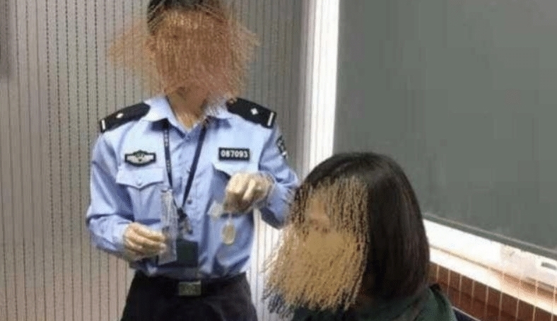 裤裆|女子裤裆藏尿坐火车, 一查身份证也不对? 网友: 渣操作