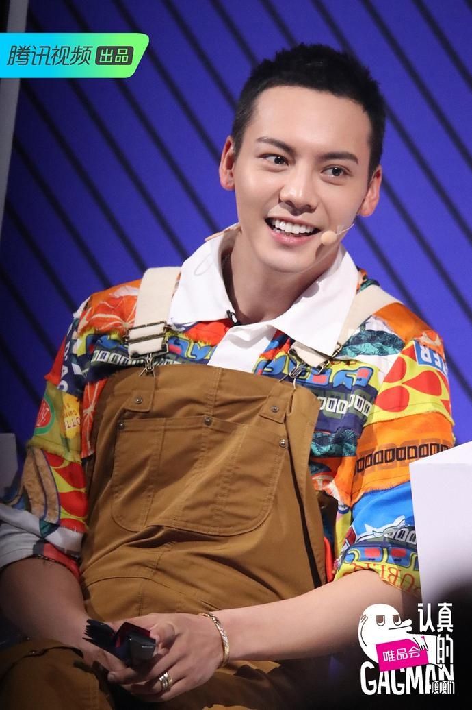  比心|陈伟霆《认真的嘎嘎们》get新技能 搓澡巾比心甜化全场