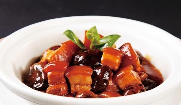  香菇|香菇炒红烧肉时，什么时候放肉？不要直接炒，这样做，肉又香又软