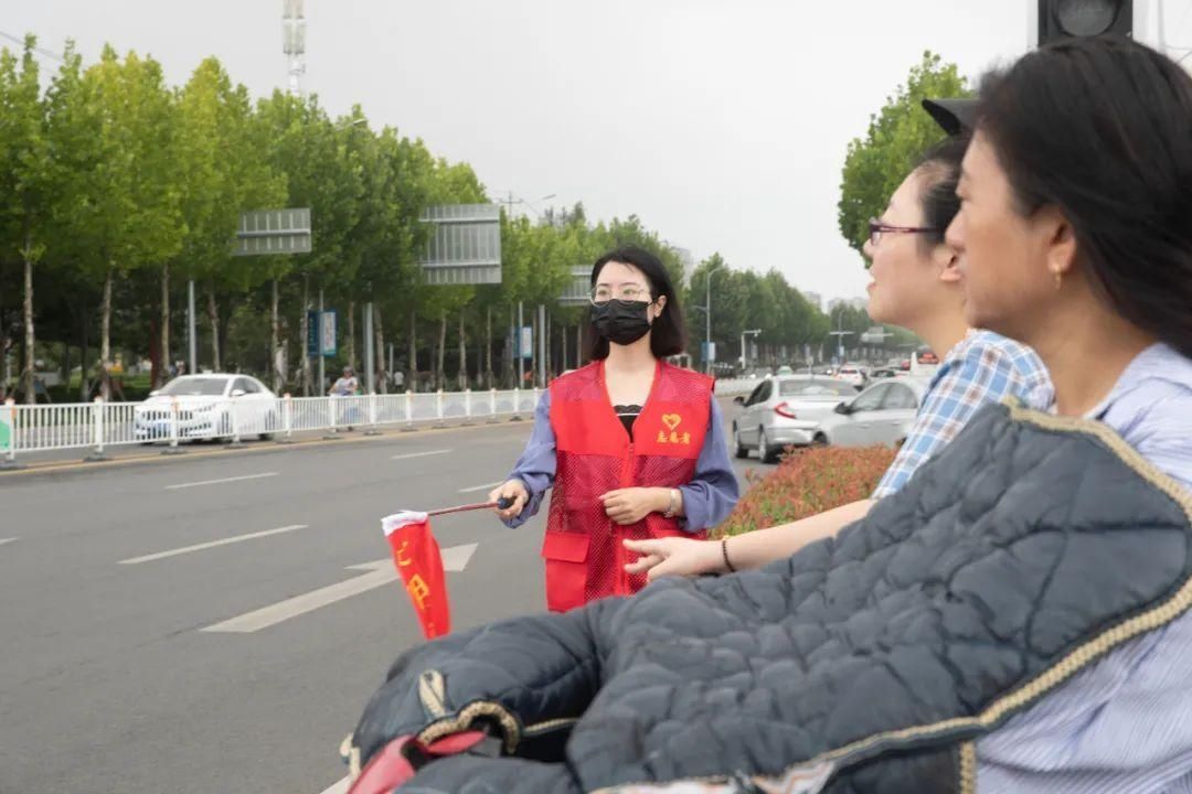 遵守交通|创城在行动 | 乳山文明交通志愿者，你们坚守岗位的样子好美！