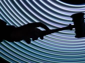 伤妻|伤妻潜逃后又杀死同居女子及其丈夫，案犯今被执行死刑