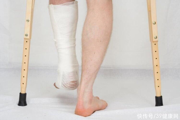 为啥老年人摔一跤就骨折(为啥老年人摔一跤就骨折？50岁后，3种营养要舍得补，强筋健骨)
