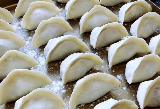 保存|包好饺子,直接冻冰箱就错了!教你2个方法,放半年不开裂不粘连