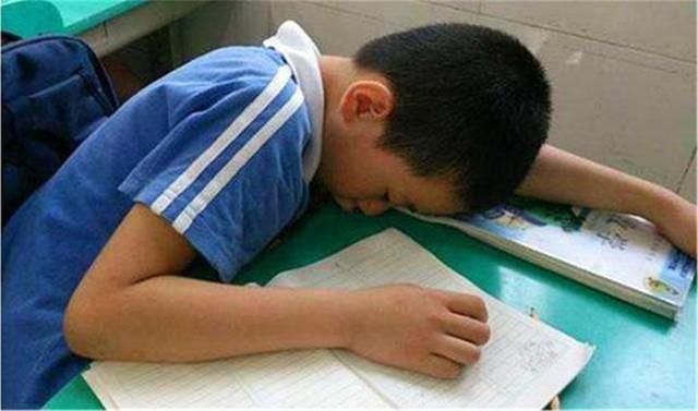 青春|男生午休偷吃辣条被班主任逮住，同桌表情亮了，网友：青春的样子