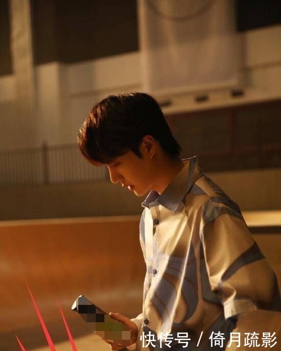 花絮|王一博新广告花絮照曝光,熬夜拍摄贵气范儿状态好,场景布置透表演玄机