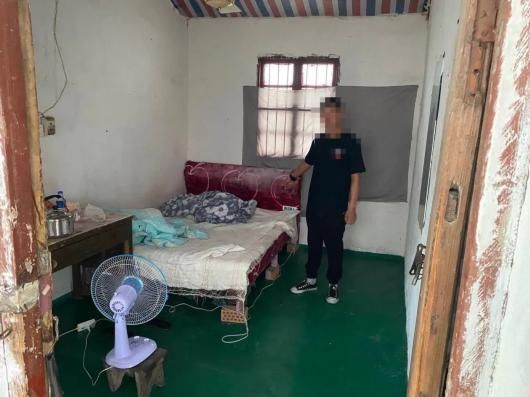 报假|两男子同处一室 一个偷手机一个“报假警”