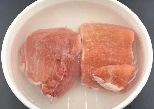  放水|冰冻过的肉，拿出来可别直接放水里泡，学会这招，吃着跟鲜肉一样