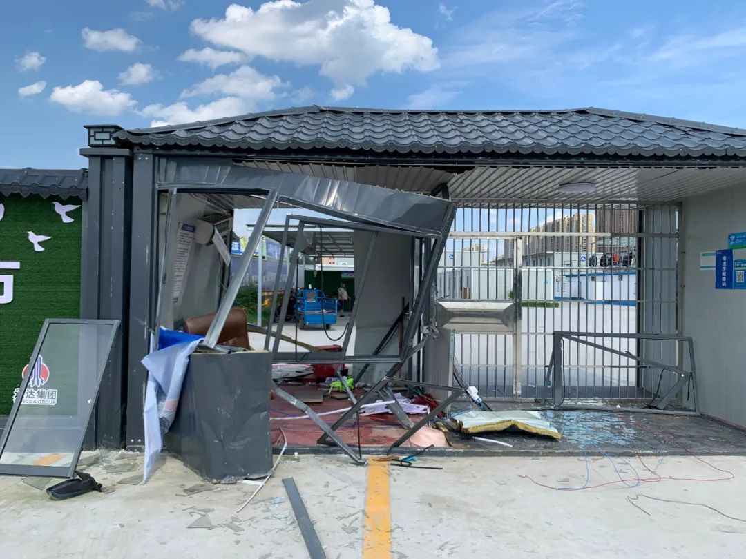  杭州|杭州一面包车径直冲入工地保安室，一名保安受伤严重！