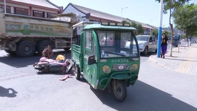 交通事故|鸿胜说交通 || 银川街头两电动车发生碰撞,没戴头盔者果然受伤!