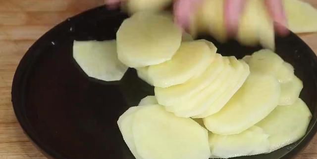  鲜香|土豆最解馋吃法！鲜香爽滑又筋道，一上桌瞬间就被抢光！