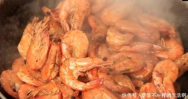 做法|大虾又出新做法,别再红烧了,这么烧好吃!