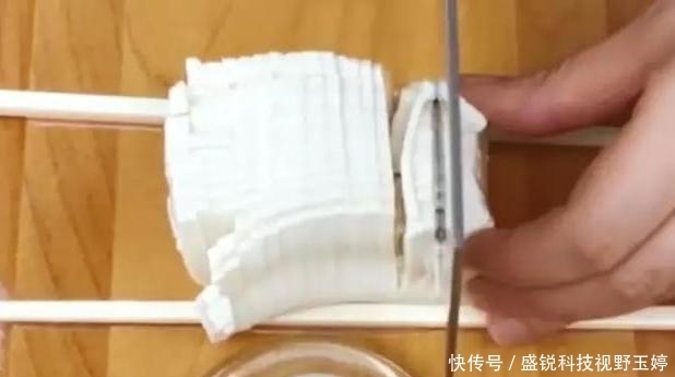 默默|日本厨师把豆腐切成菊花,中国大厨默默拿出蒲公英,一道菜打脸了