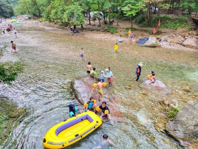  露营|小众游|泛舟露营戏水K歌……漫步夹缝岩，感受惬意悠然