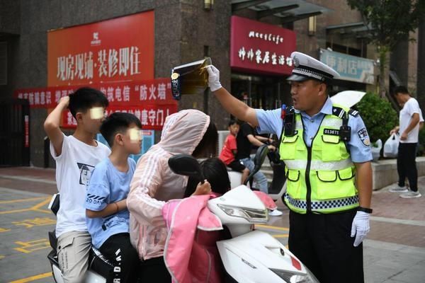  小小|小小电瓶车上挤了4个人！骑车人竟将太阳帽当头盔