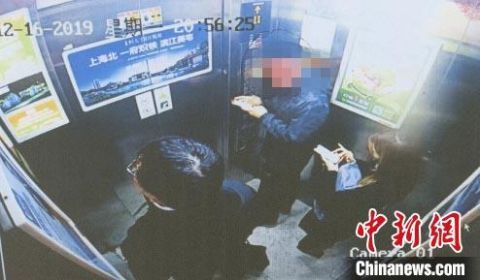  咸猪|多次尾随女性，故意踩脚“帮忙按摩”…… “咸猪手”被判刑