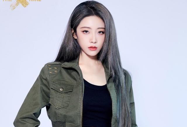  拍照的时|THE9综艺节目单人照，其他妹妹一脸高冷，只有这位成员在甜甜地笑