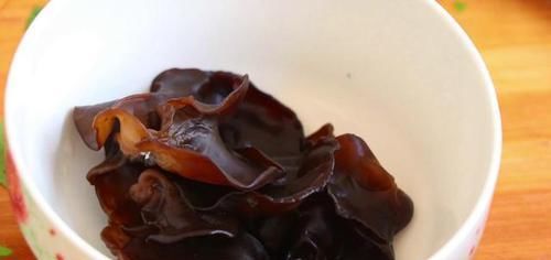  做法|洋葱拌木耳的家常做法，简单又美味，特别爽口