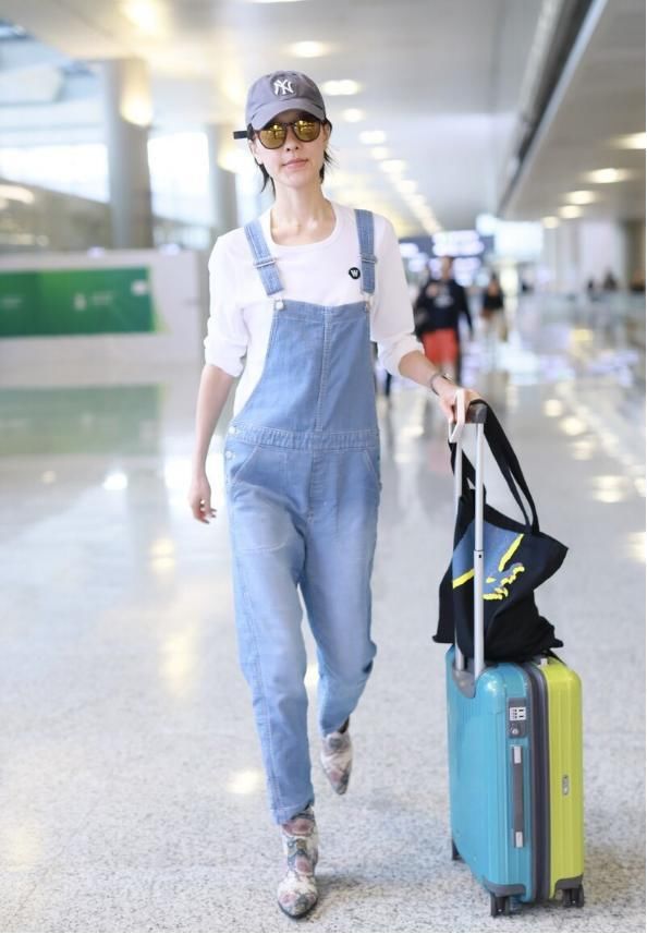  杜鹃|杜鹃身材太瘦了，腋下包包显得她十分娇小，无袖上衣更是显身材