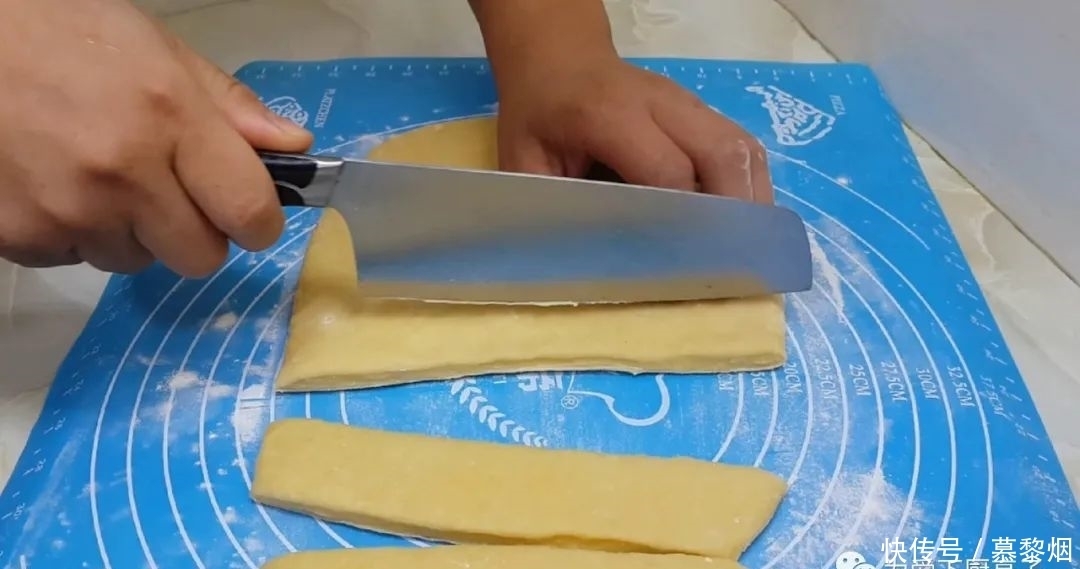 发面|家常小油条的做法,不发面不烫面,个个焦脆又香甜,真的太好吃了