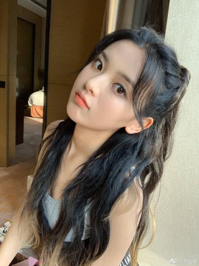  情商|贾乃亮卧床吸氧，杨超越拔管并表示：我送你一程，网友：情商真低