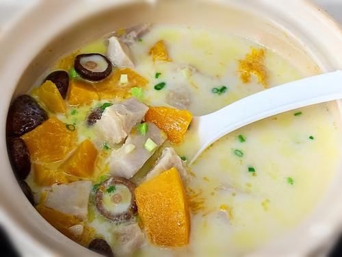 好看|芋头新做法：鲜奶芋头南瓜香菇煲，汤鲜味美有营养，好看又好喝