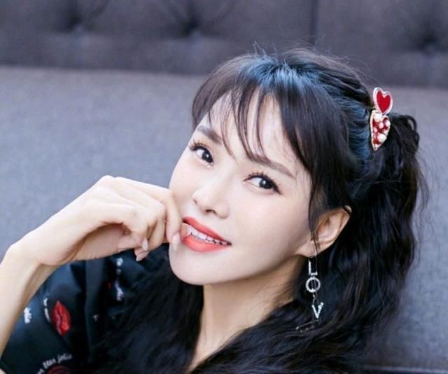  看清|《乘风破浪的姐姐》王霏霏成“团宠”的背后，却教会我们看清现实