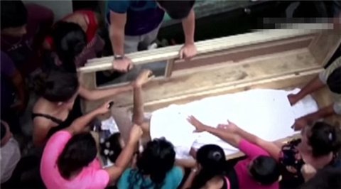 吓坏|男子死后被下葬,4个月后现身吓坏家人!