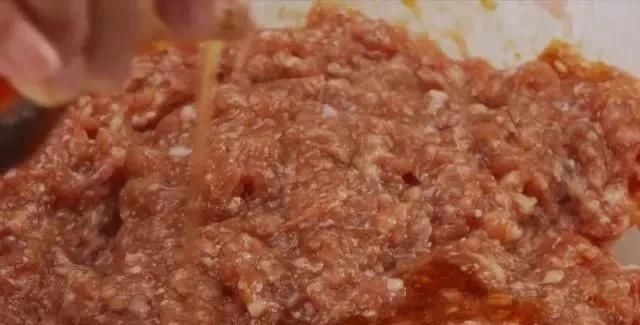 说漏嘴|调饺子馅时,加水还是加油?大厨说漏嘴,多做这2步,肉更加香嫩