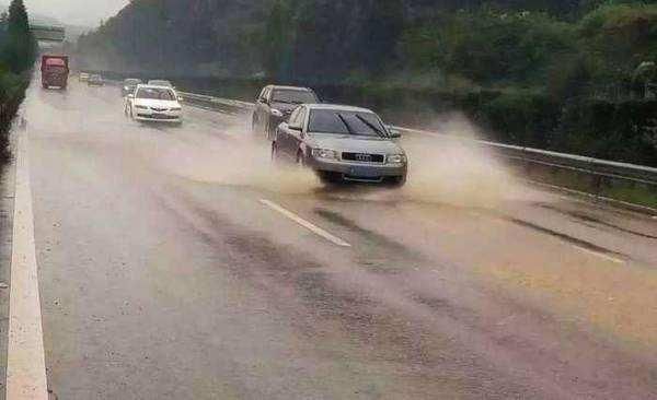  大暴雨|跑高速下大暴雨，看不清路靠边停车算违章吗？交警：最后说一遍